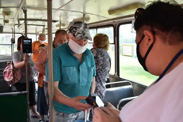 Е-квитки і маски: у Луцьку перевірили пасажирів громадського транспорту (фото)