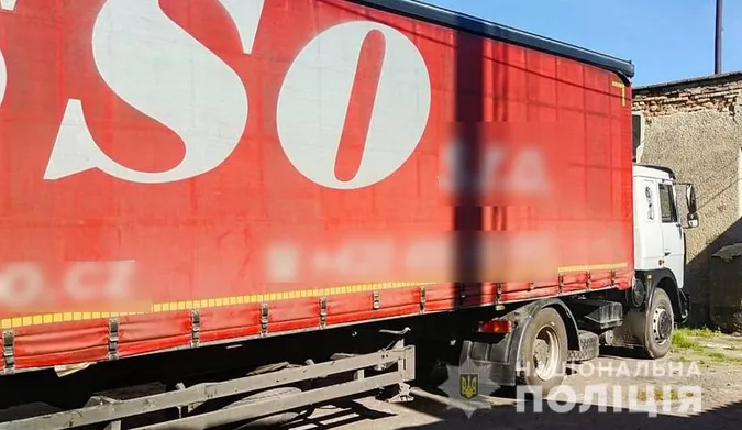 Волинські поліцейські виявили вантажівку та трактор із незаконною деревиною (фото)