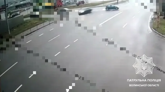У Луцьку BMW на швидкості «потерлася» об паркан на тротуарі (відео)