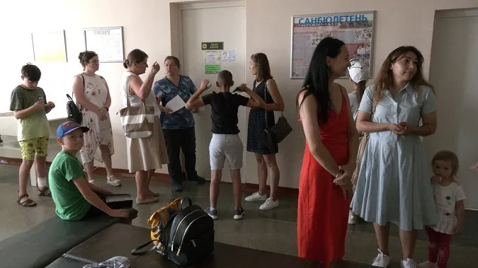 Навантаження збільшилося майже вдвічі: у Луцьку – черги на медогляд школярів (фото, відео)