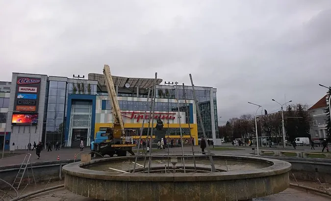 Біля луцького «Променя» монтують новорічну ялинку (фото)