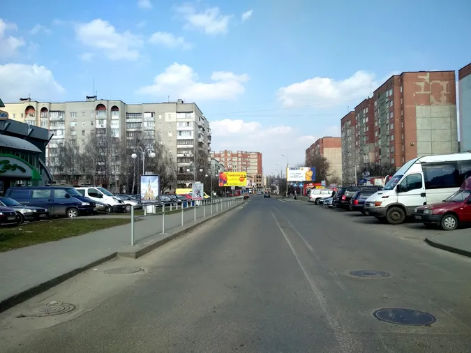 Безлюдна автостанція і «туси» в парку: як карантинить Луцьк 19 березня (фото)