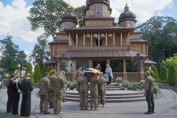 Загинув на рідній Херсонщині: у Володимирі попрощалися з молодим воїном Віталієм Піщанським (фото)