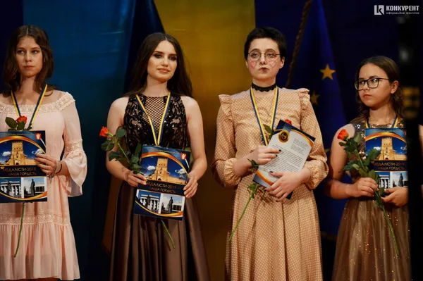 128 медалістів: у Луцьку привітали найкращих випускників (фото)