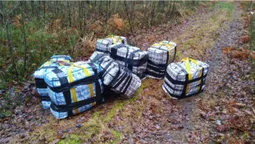 «Застукали»: на Волині пачкарі покинули товар і втекли (фото)