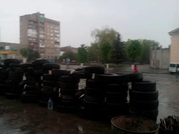 Перед Ковельською міською радою – барикада з шин (фото)