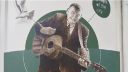 «Муха»: у центрі Луцька з'явився мурал на честь колись відомого у місті вуличного музиканта (фото)