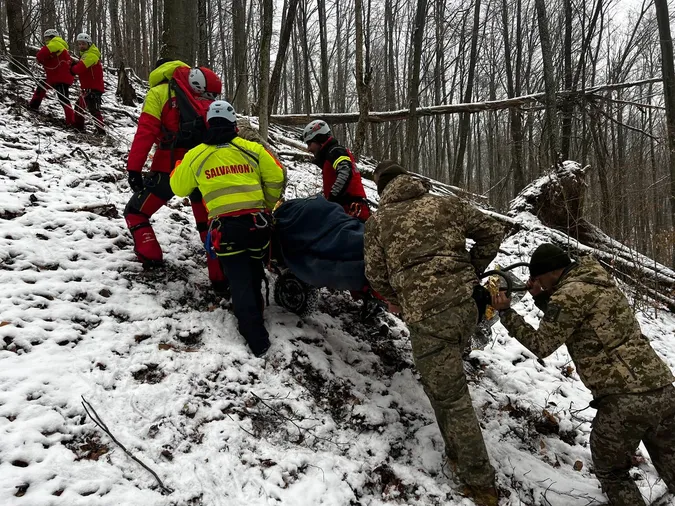 На Закарпатті ухилянт провалився у прірву, а родич покинув його у пастці (фото)