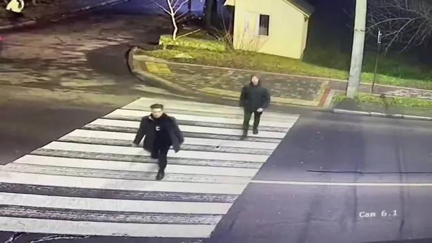 Знесли дорожний знак: у Луцьку за допомогою відеокамер знайшли вандалів (відео)