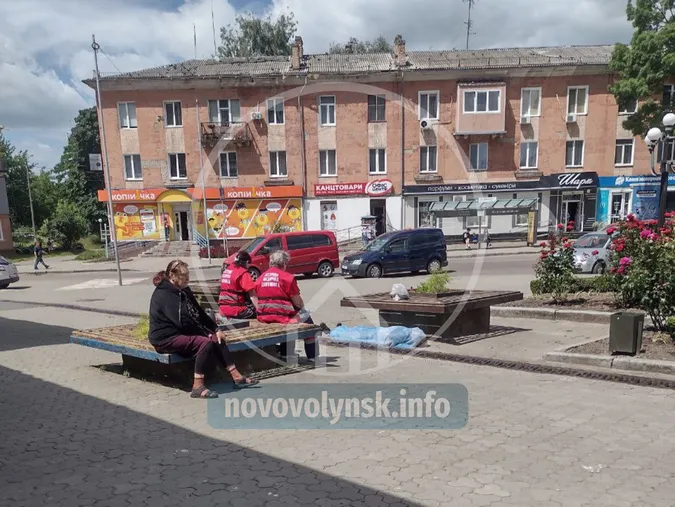 Посеред Нововолинська помер чоловік: що сталося (фото 18+)