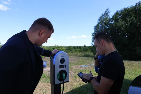 Заряджає електромобілі від сонця: ветеран з Волині відкрив власну справу завдяки гранту (фото)