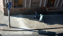 У центрі Луцька штукатурка з будинку обвалюється на голови перехожих (фото)