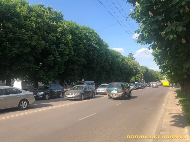 У Луцьку водій «мерса» врізався в авто «Волиньобленерго» (фото)
