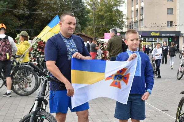 У вишиванках і з прапорами: у Луцьку відбувся традиційний велопробіг до Дня міста (фото)