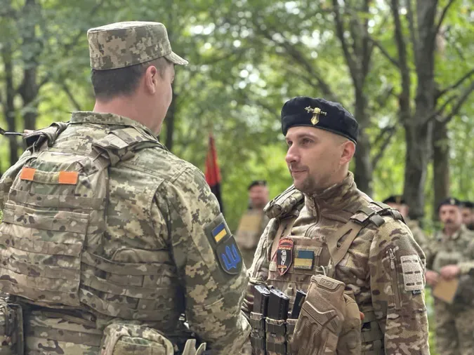 Нагороди, відзнаки та подарунки: воїнів-танкістів з 14-ї ОМБр вітали з професійним святом (фото)