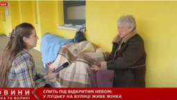 Має будинок, а спить на вулиці: чому у Луцьку пенсіонерка живе під магазином (відео)