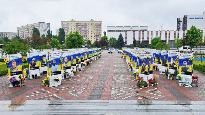 На фото: Палац культури імені Лесі Українки та Алея Героїв у місті Вараші