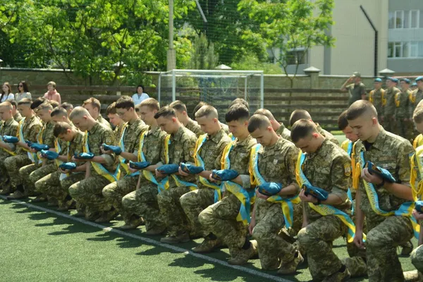 Зворушливо до сліз: у Луцьку випускники військового ліцею танцювали вальс (фото, відео)