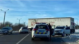 У Нововолинську на в'їзді на АЗС застрягла фура – рух ускладнений (фото)