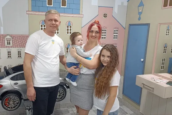 Малюк з Житомирщини народився з довжелезним волоссям (відео)