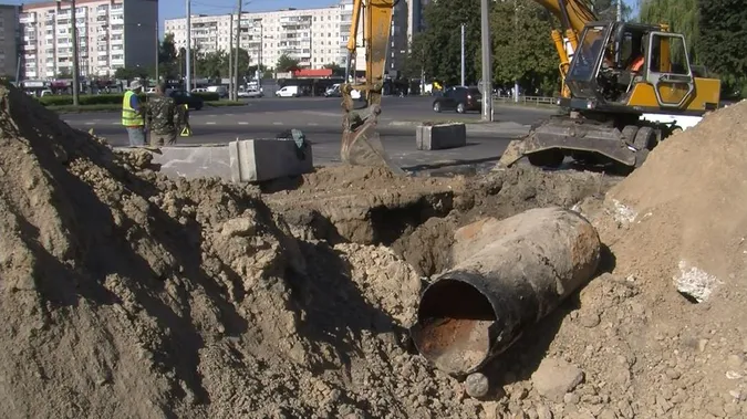 У Луцьку лагодять магістральний водогін: замінюють 800 метрів труби (фото)