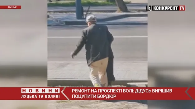 Дивна крадіжка: дід засунув бордюр до рюкзака у центрі Луцька (відео)