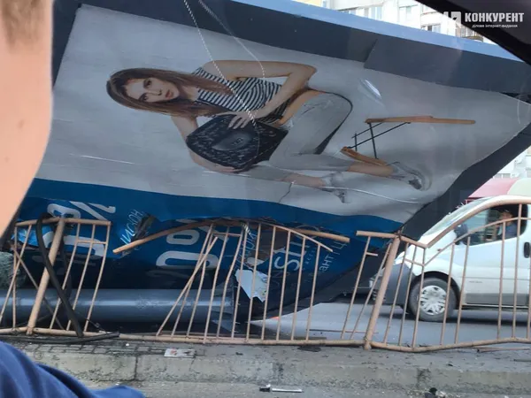 У Луцьку біля Там Таму маршрутка в'їхала в білборд (фото, відео)