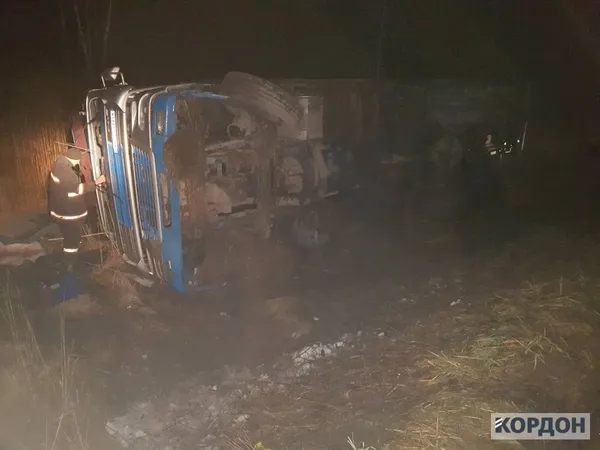 На Волині – смертельна ДТП: вантажівка злетіла у кювет (фото)