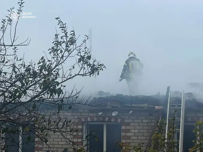 Повністю згоріла покрівля: на Ковельщині палав будинок (фото)
