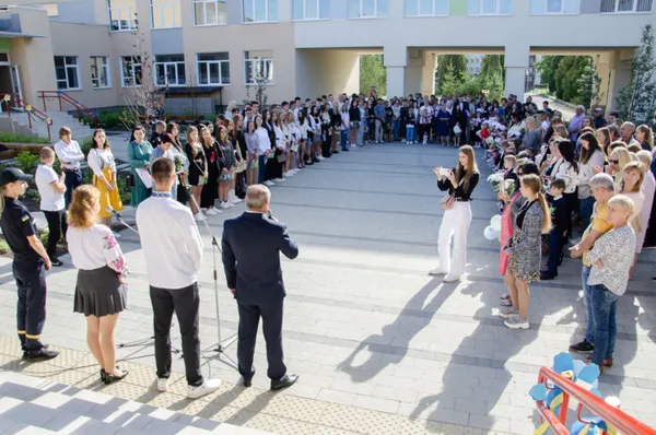 У Нововолинську відбулися урочисті лінійки для першачків і випускників (фото)