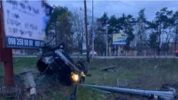 У Ковелі «беха» влетіла в стовп і перекинулася (фото, відео)