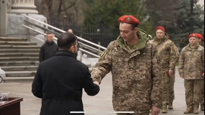 За мужність та відвагу: Зеленський нагородив воїна з Волині (фото)