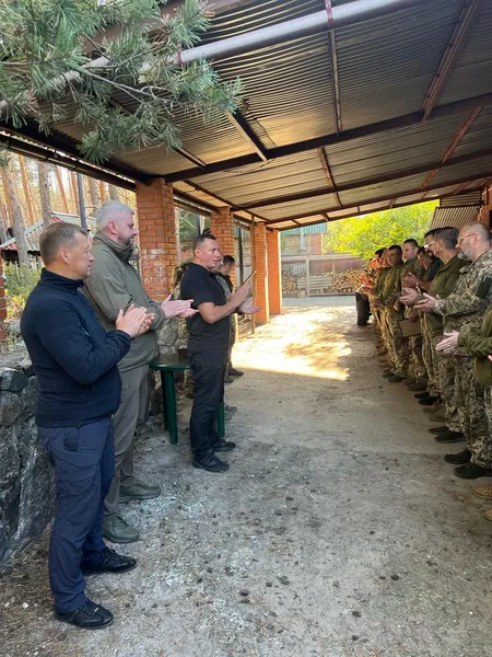 Коптери, ноутбуки та зарядні станції: волинським тероборонівцям завезли допомогу на схід (фото)