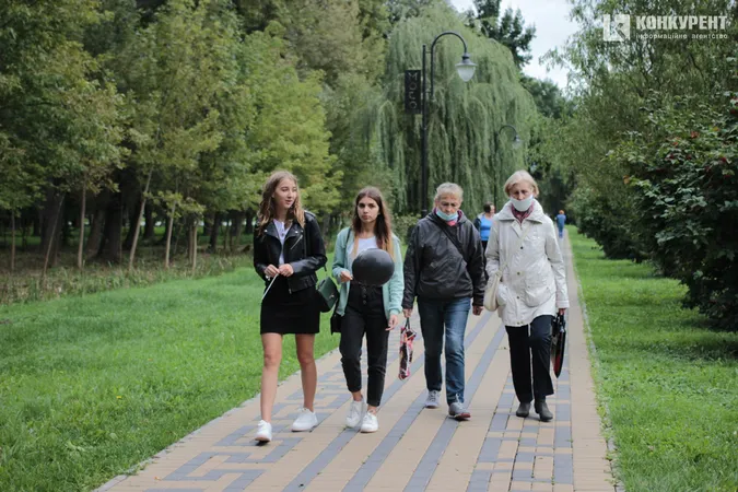 Друзі, хот-доги і бантики: як у центрі Луцька розважаються школярі (фото)