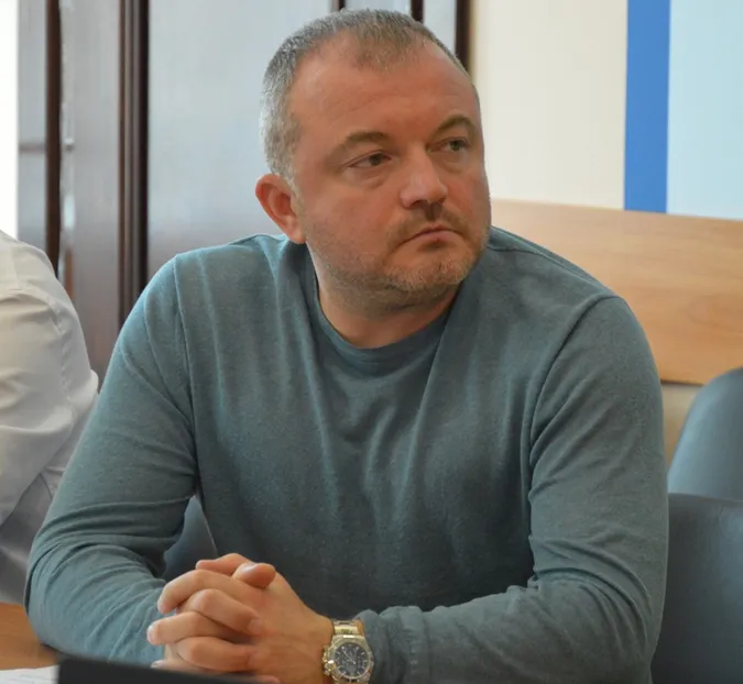 Депутатську комісію просять не тягнути з розглядом питань округів без депутатів