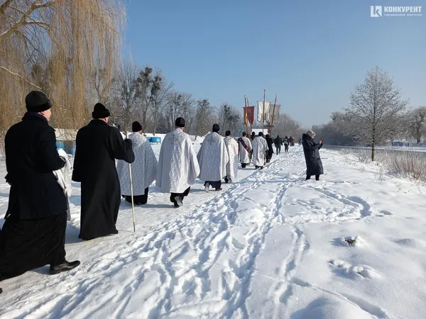 На Стиру в Луцьку освятили воду, люди пірнають в ополонку (фото, відео)