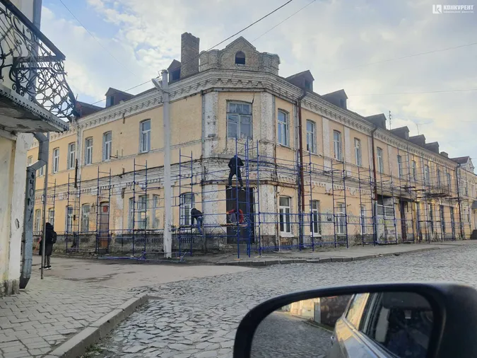 У Луцьку на будівлі Прайзлерів поспіхом облаштовують риштування (фото)