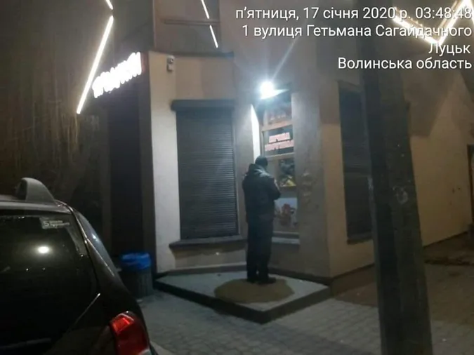 Заборони не діють: у луцьких магазинах вночі продають алкоголь (фото)