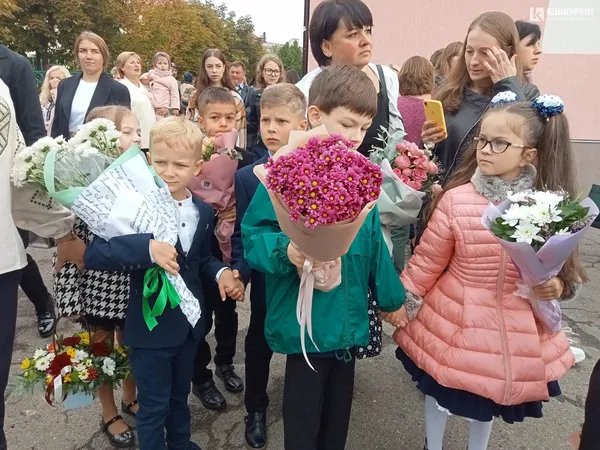 Веселі і сумні: святкування першого дзвоника у луцькій школі №9 (фото)