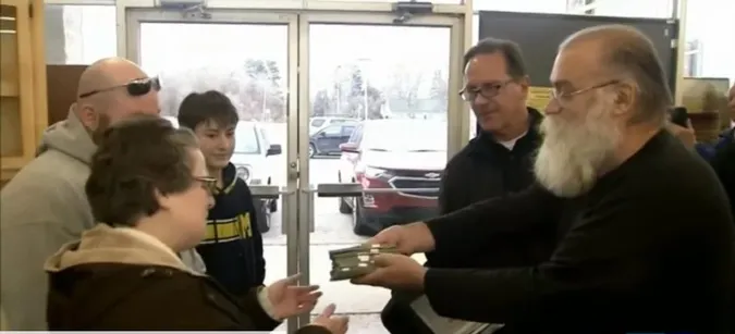 Чоловік купив старий диван, а в середині знайшов грошовий приз