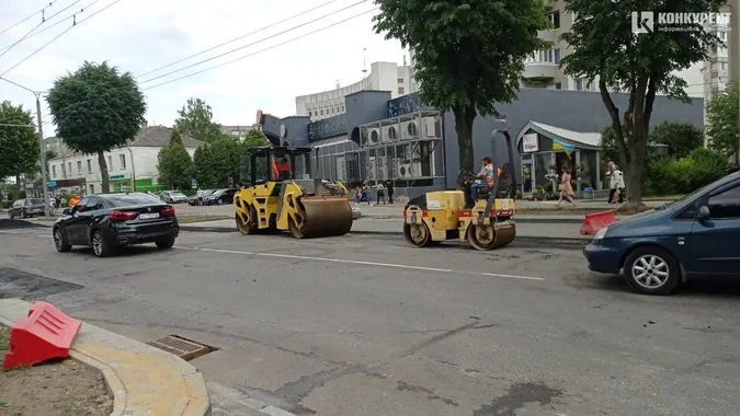 Довбають і латають: що коїться на проспекті Волі в Луцьку (фото)
