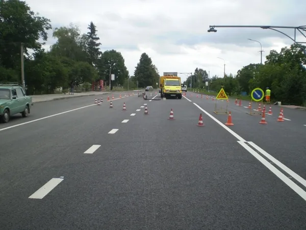 На волинських дорогах розмітку наносять за новою технологією (фото) 