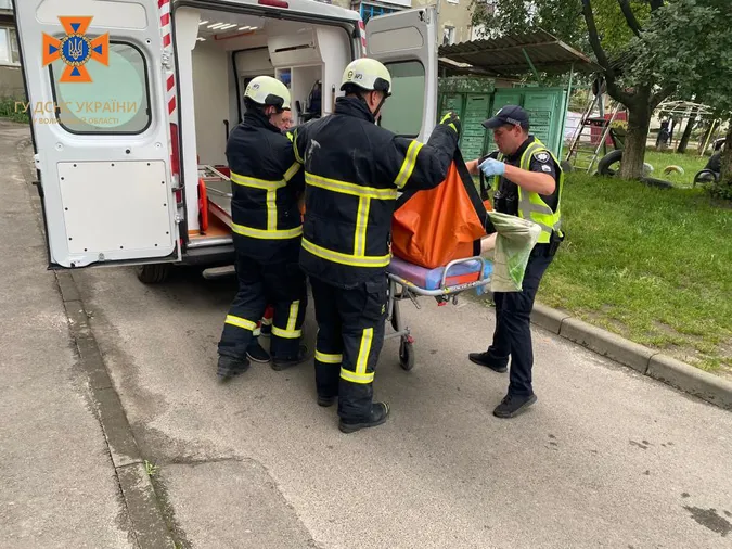 У Луцьку рятувальникам довелося ламати двері, аби допомогти хворому (фото)