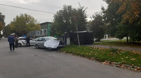 У Ківерцях унаслідок ДТП перекинулось авто (фото)
