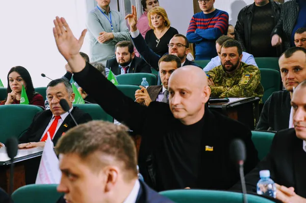 Кому дати слово?