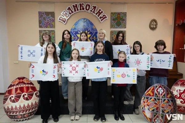 Конкуренція машинному принту: як волинянка створює автентичний одяг за допомогою штампів (фото)