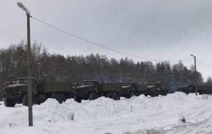 Росія перекинула в Білорусь щонайменше пів сотні «Уралів»