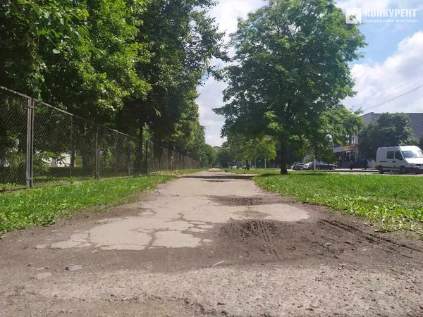 У Луцьку просять облаштувати тротуар на Воїнів-афганців (фото)