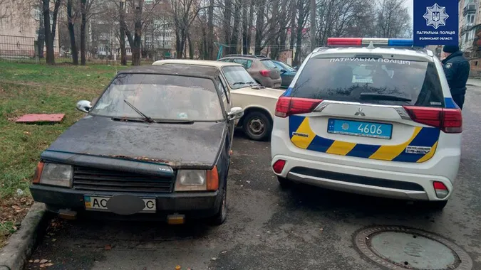 У Луцьку спіймали чоловіка, який стрибав на даху автомобіля (фото)