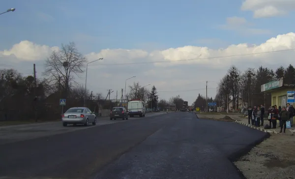 Водіїв на Волині просять не наїжджати на свіжий асфальт (фото)